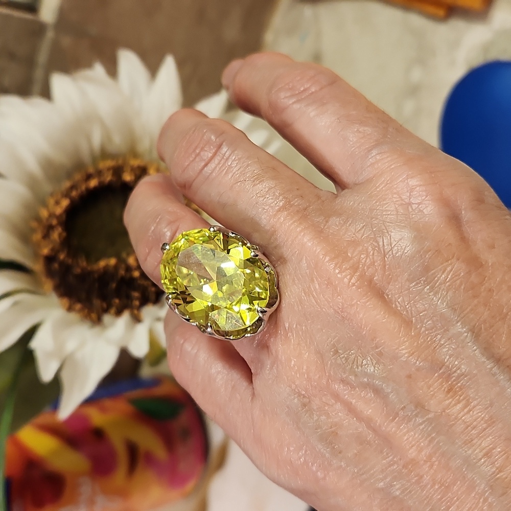 Vintage Ring Green Size 7 Fine Jewelry.